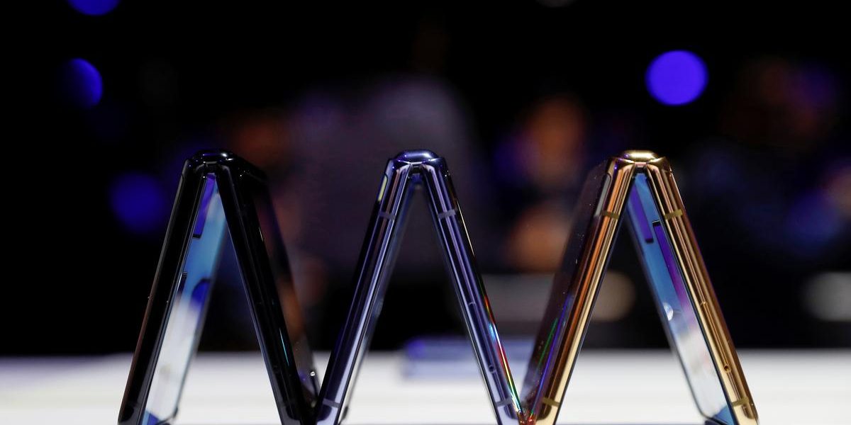 Samsung unveils compact foldable phone, 5G Galaxy S to fend