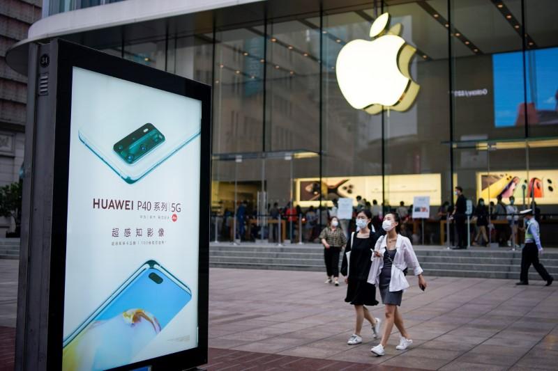 Apple must face U.S. shareholder lawsuit over CEO's iPhone, China