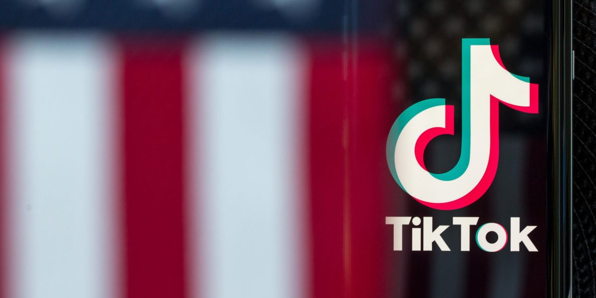 tik-tok-logo-phone-app-united-states-flag-reflection-5299.jpg