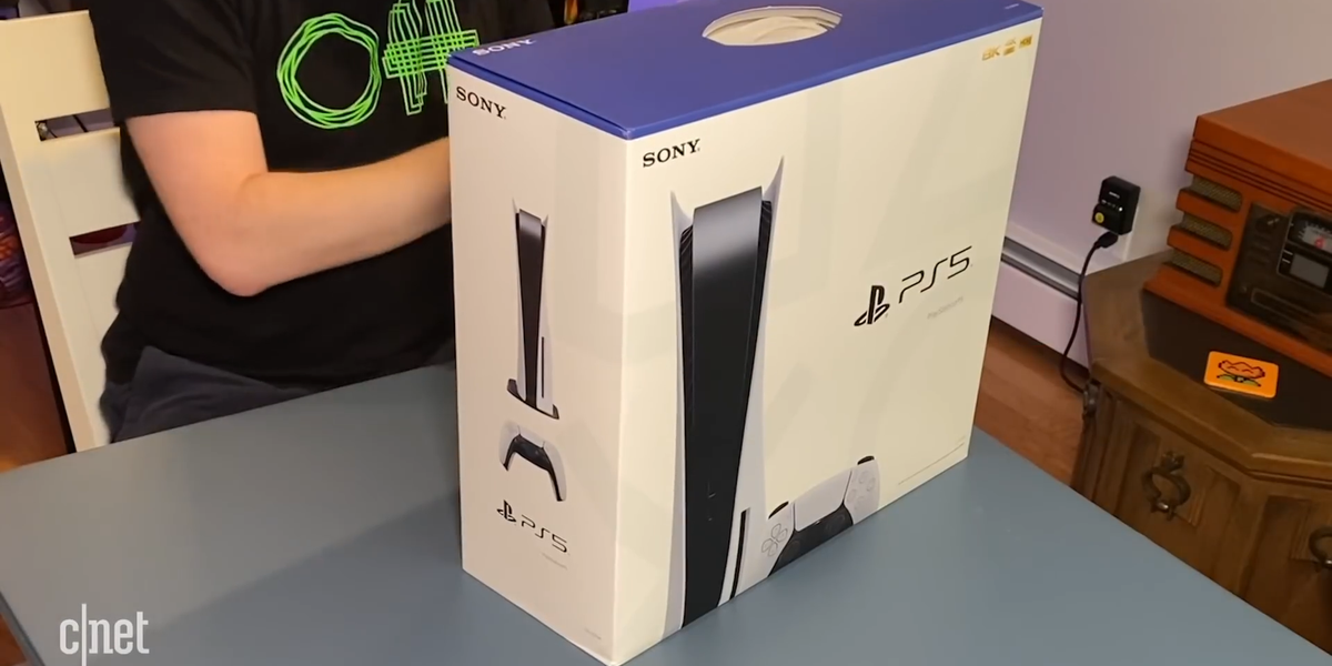 the-ps5-is-huge-unboxed-and-standing-next-to-xbox-series-x-mp4-00-00-21-29-still001.png