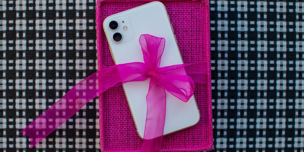 apple-iphone-gift-wrapping-bow-9091.jpg