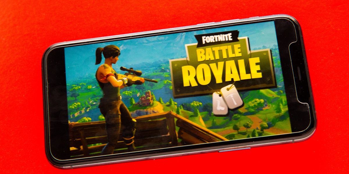 008-fortnite-screens-on-phone.jpg