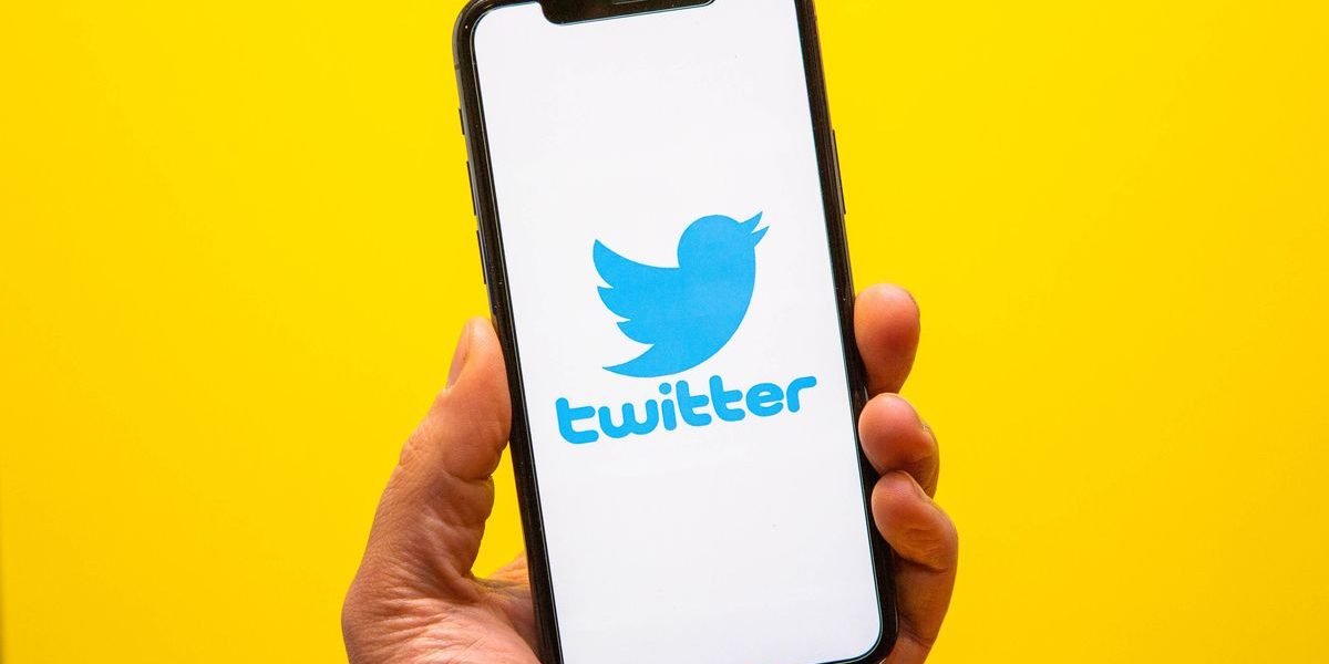 004-twitter-app-logo-on-phone-2021.jpg