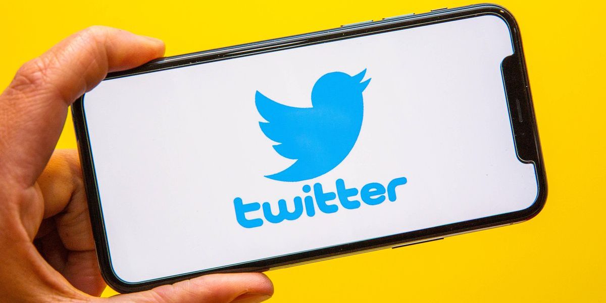 006-twitter-app-logo-on-phone-2021.jpg