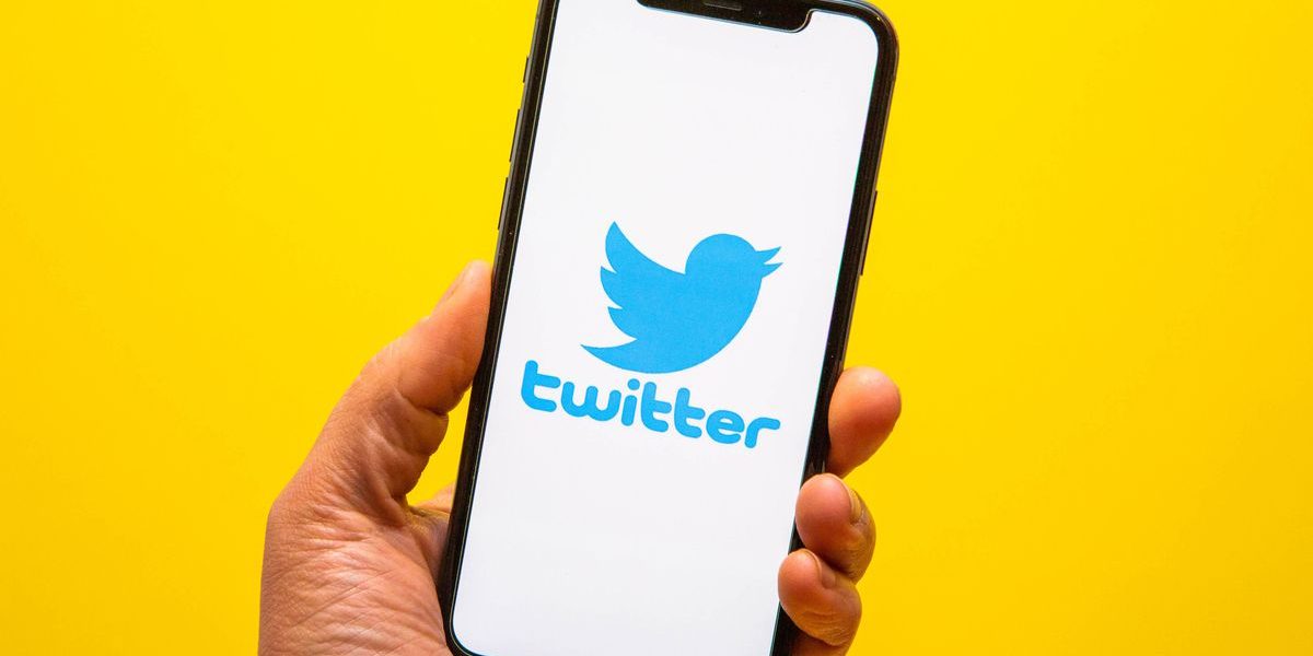 003-twitter-app-logo-on-phone-2021.jpg