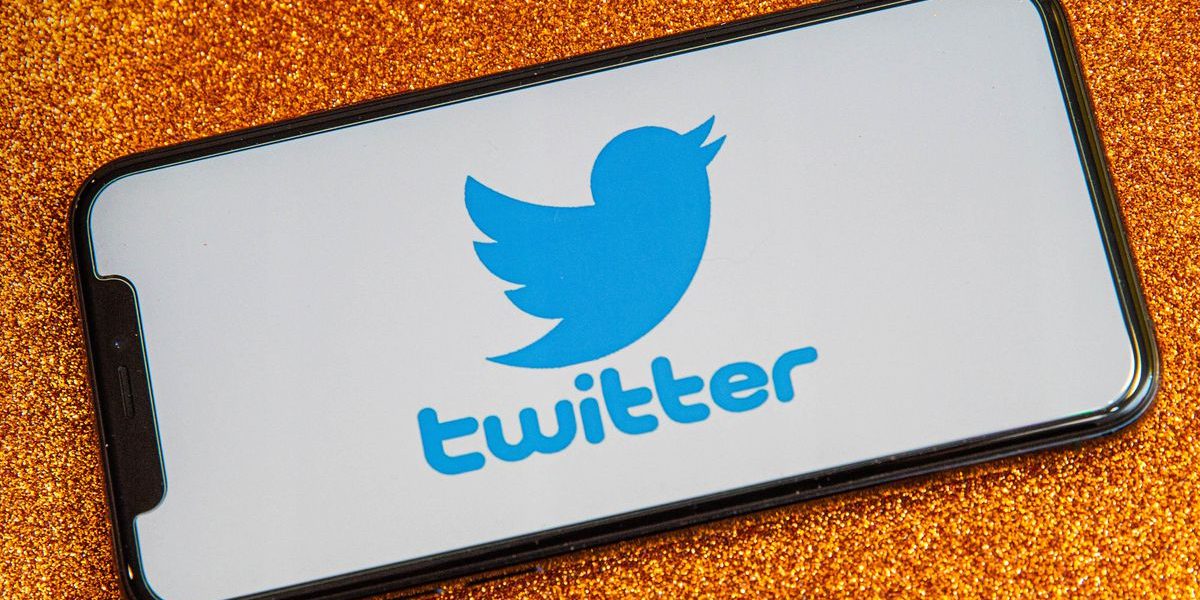 010-twitter-app-logo-on-phone-2021.jpg