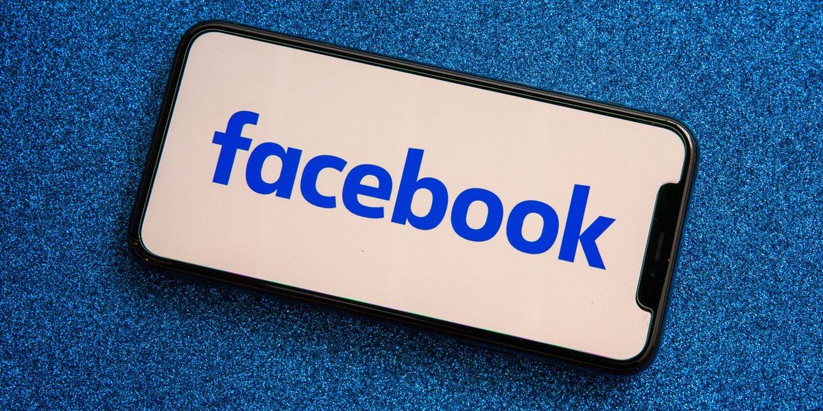 1635193554_003-facebook-app-logo-on-phone-2021.jpg